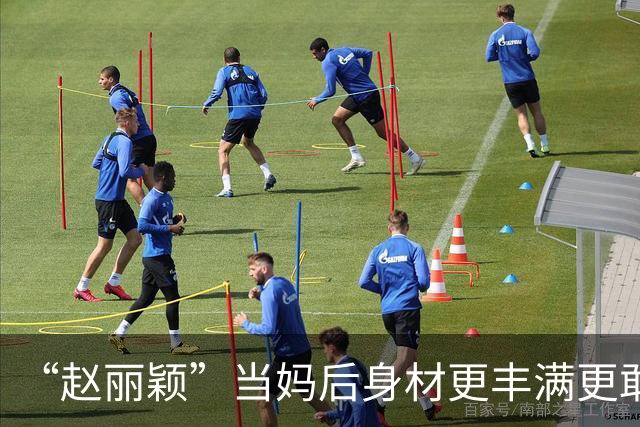 “赵丽颖”当妈后身材更丰满更敢穿，穿连衣裙露出内衣，洋气性感